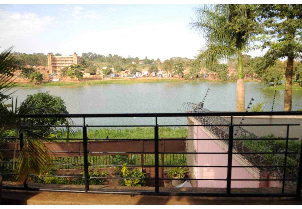 كامبالا Royal Lake View Gardens المظهر الخارجي الصورة